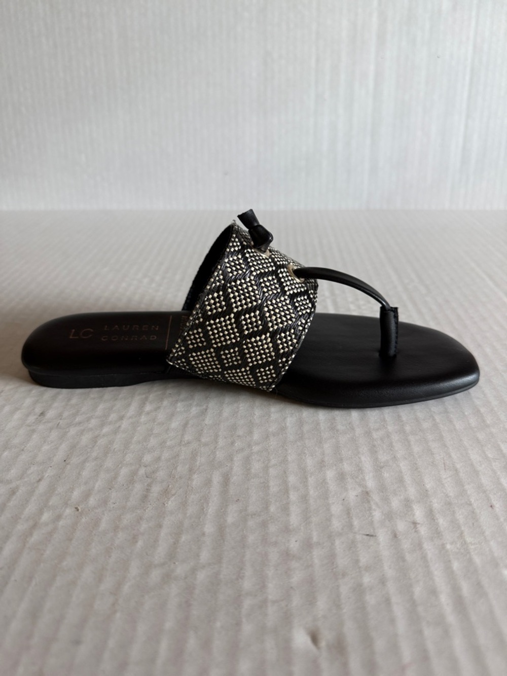 NWOT Lauren Conrad Wren Thong Sandal - Picture 4 of 10